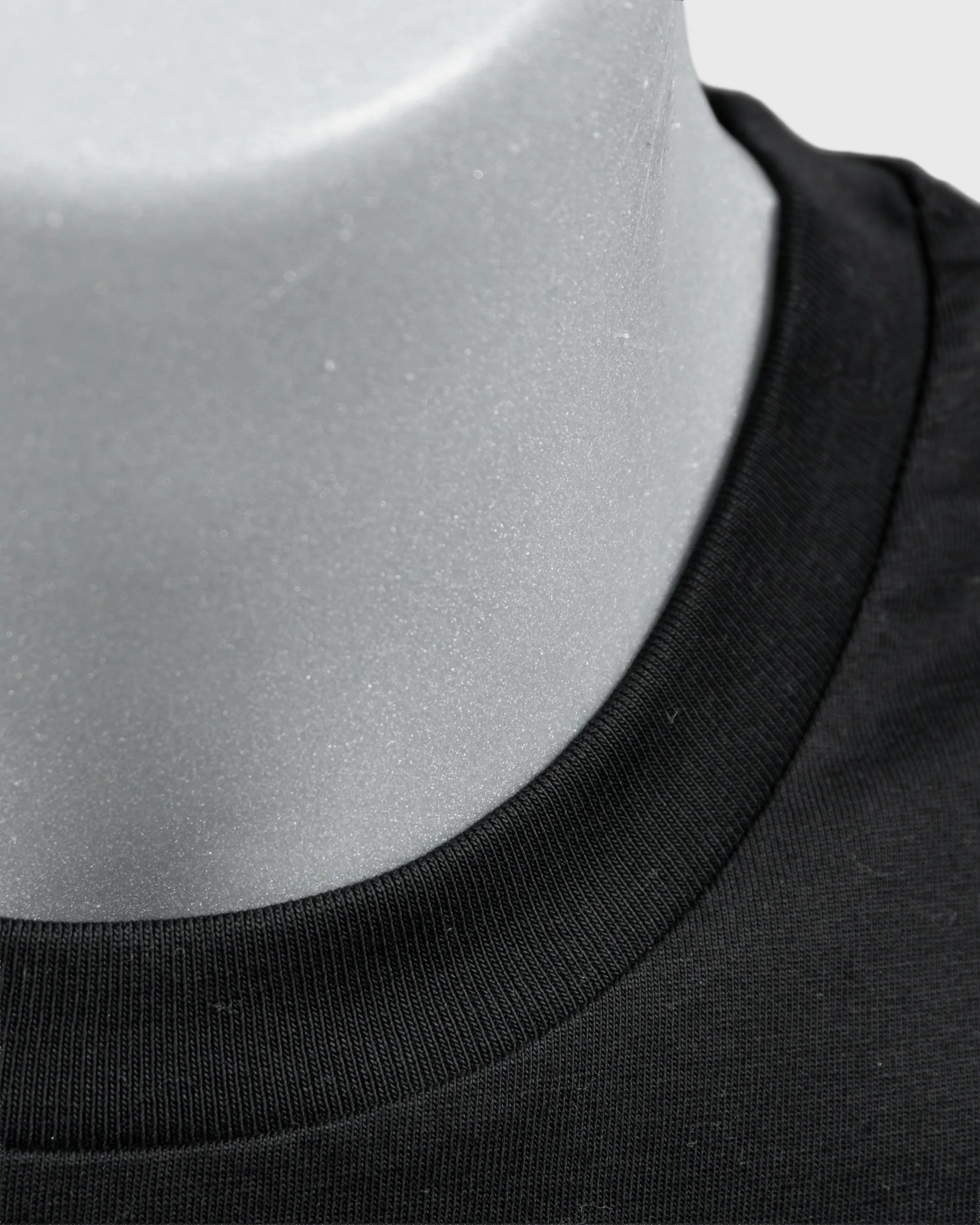 Detailaufnahme vom Kragen des Stanley/Stella Creator 2.0 Unisex T-Shirts in Schwarz – hochwertiger Rippkragen aus Bio-Baumwolle, fair und nachhaltig produziert.
