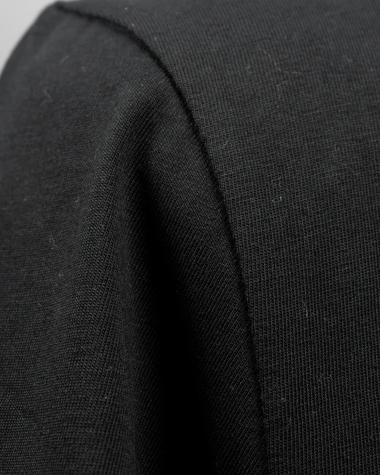 Detailaufnahme der Naht am Stanley/Stella Creator 2.0 Unisex T-Shirt in Schwarz – saubere Verarbeitung und langlebige Qualität aus fairer Bio-Baumwolle.