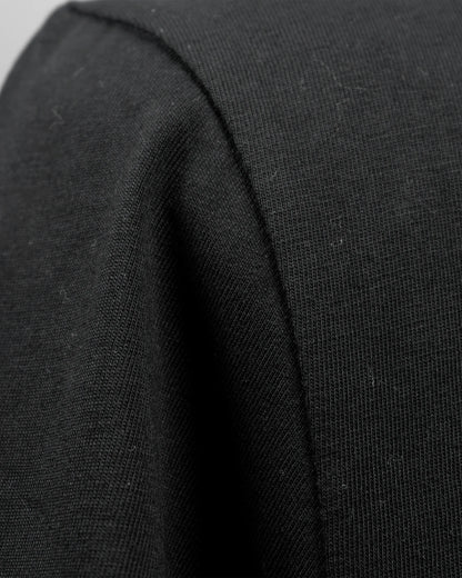 Detailaufnahme der Naht am Stanley/Stella Creator 2.0 Unisex T-Shirt in Schwarz – saubere Verarbeitung und langlebige Qualität aus fairer Bio-Baumwolle.