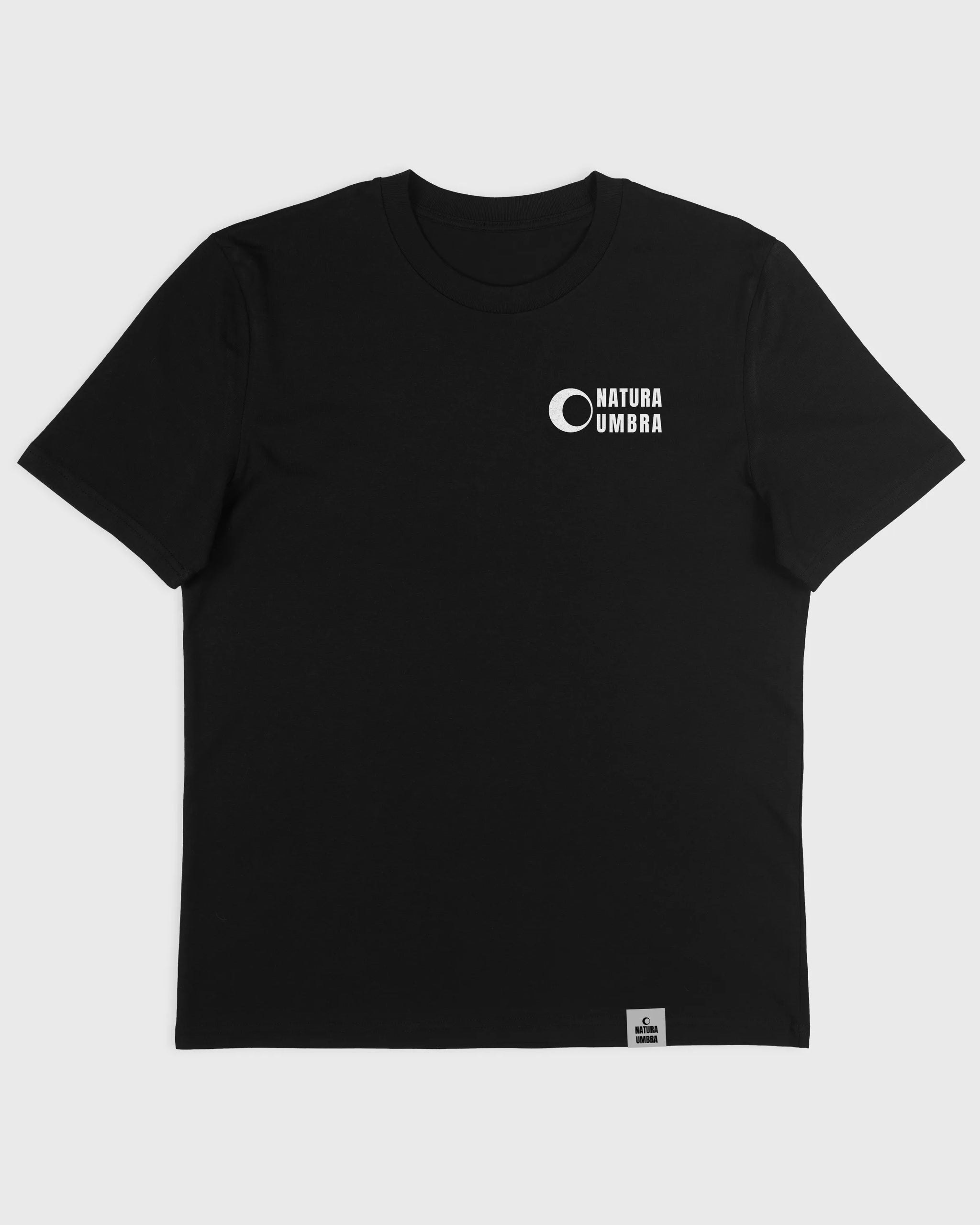 Flatlay-Ansicht des Stanley/Stella Creator 2.0 Bio Unisex T-Shirts in Schwarz mit "Natura Umbra" Frontprint – nachhaltige Streetwear.