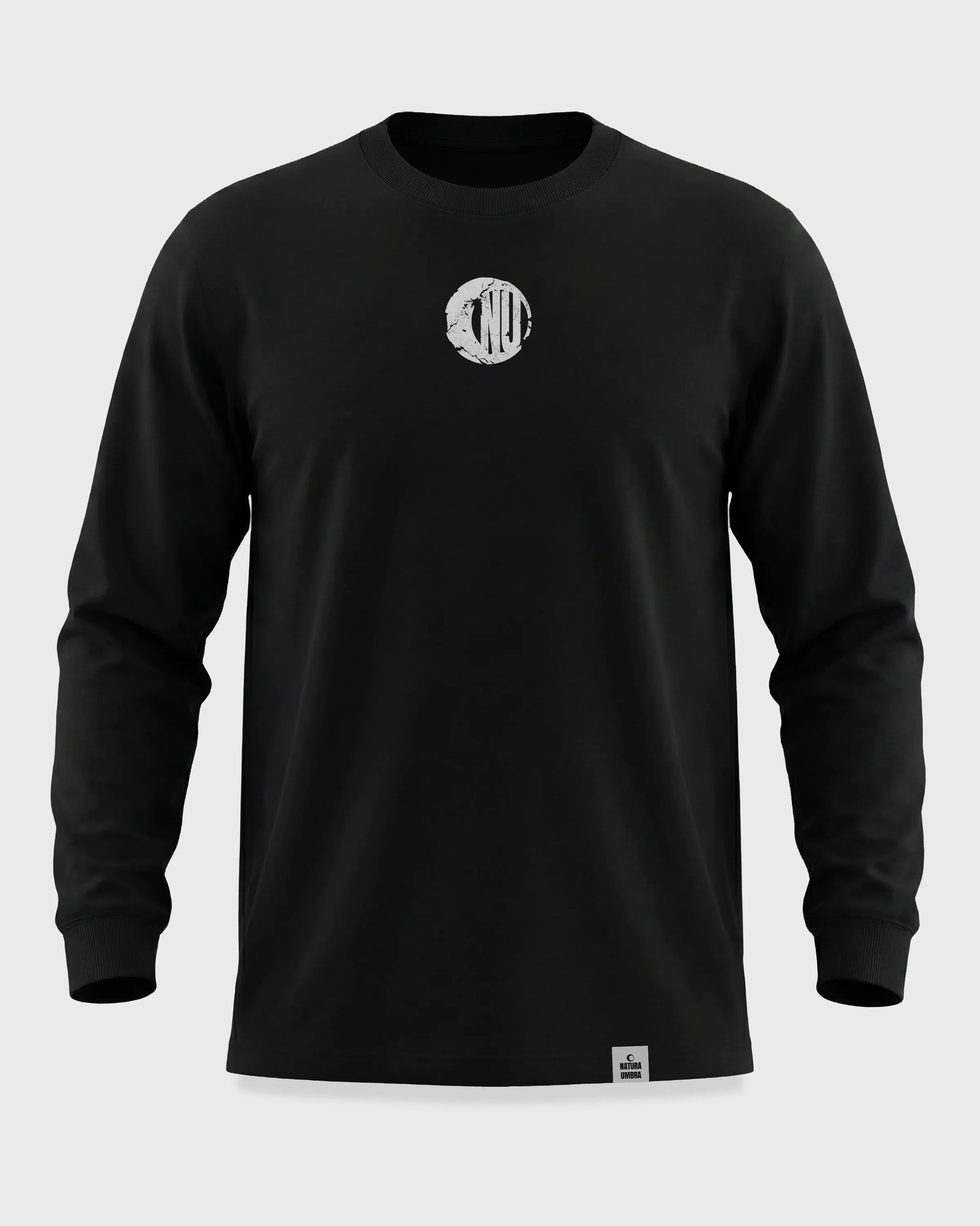 Ghost-Mockup vom Stanley/Stella Freestyler Longsleeve T-Shirt in Schwarz mit "Natura Umbra" Frontprint – nachhaltiges Unisex Shirt.