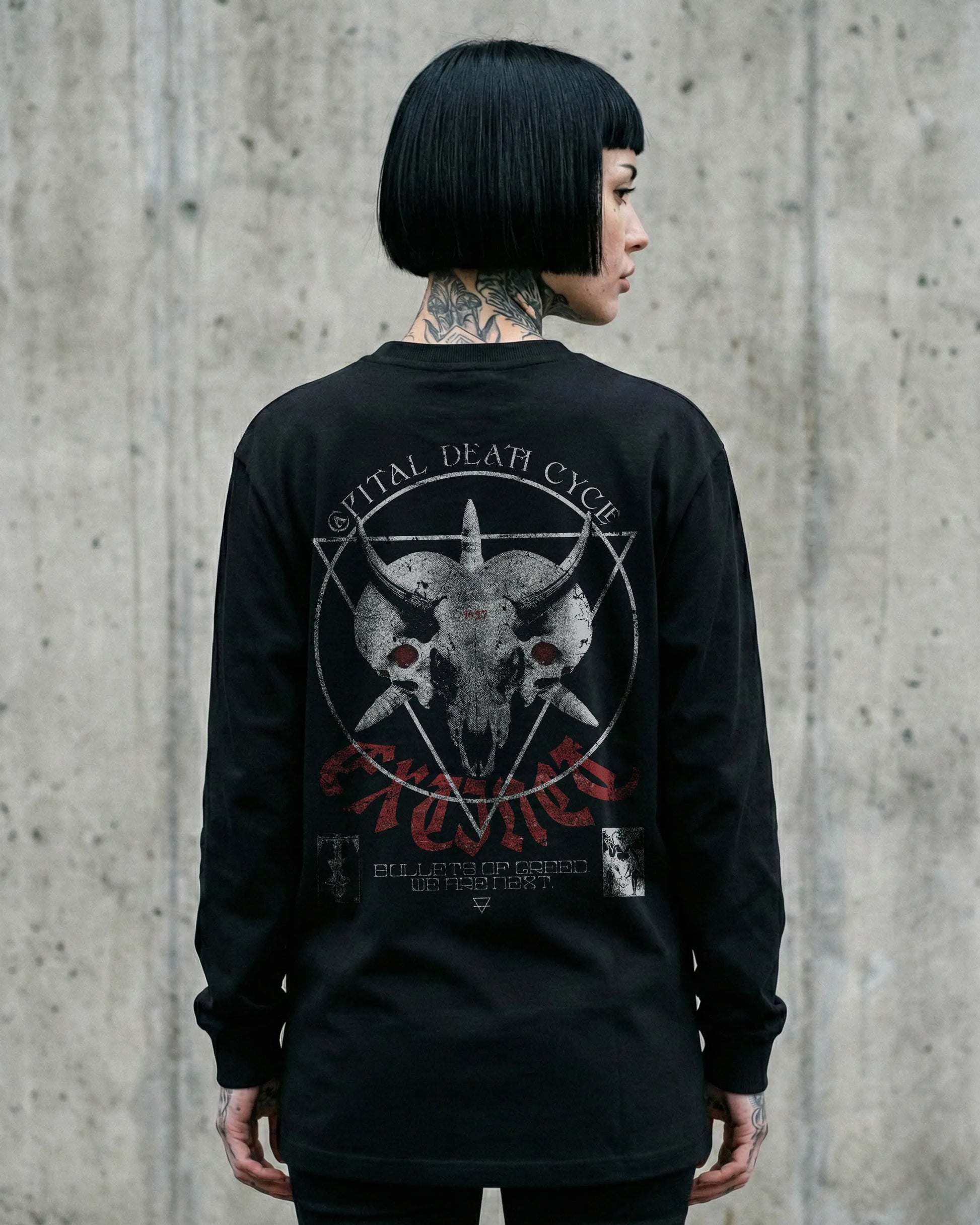 Modelansicht Rückseite – Stanley/Stella Freestyler Longsleeve T-Shirt in Schwarz mit "Capital Death" Backprint – Unisex Bio-Baumwollshirt.

