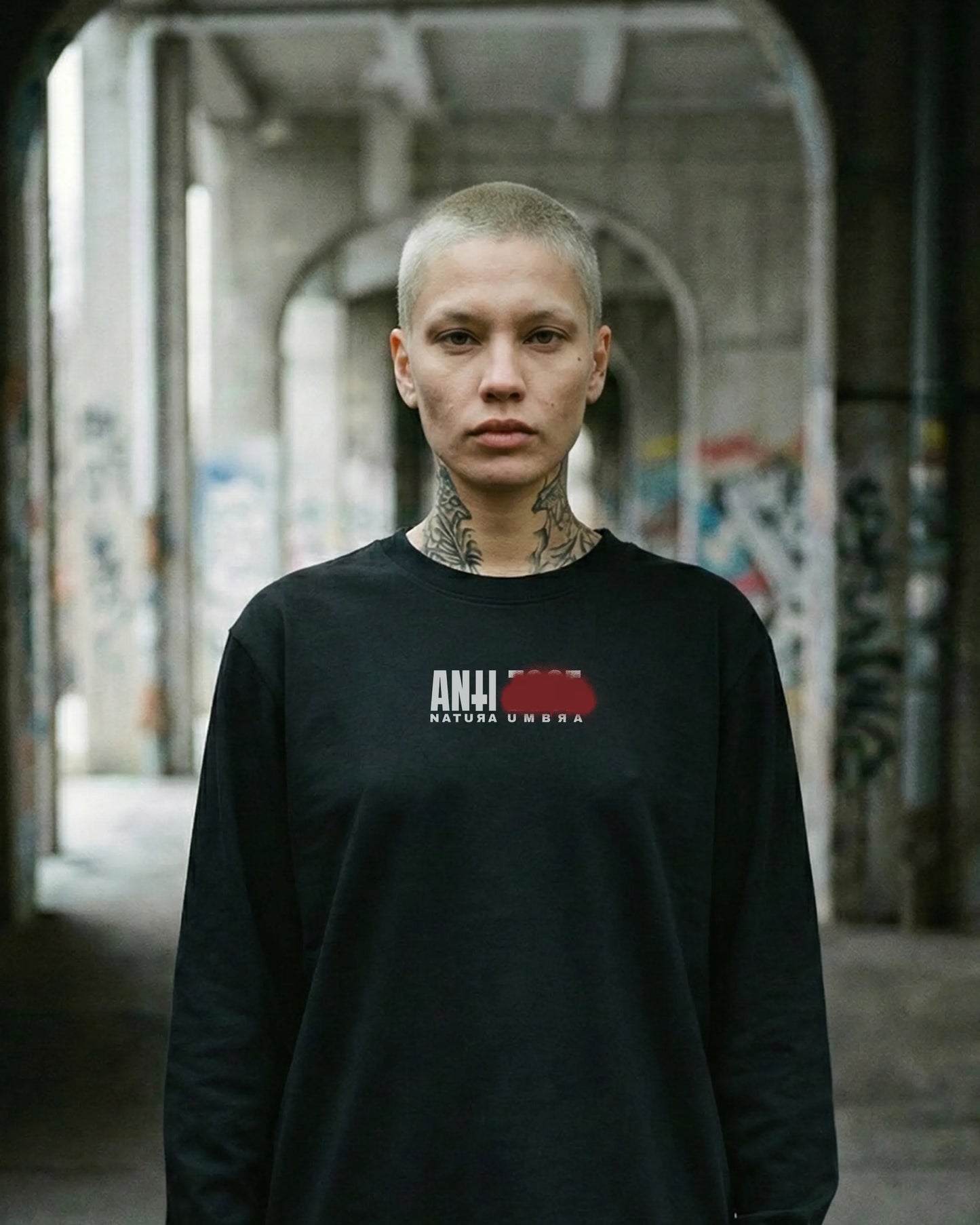 Weibliches Model trägt Stanley/Stella Freestyler Longsleeve in Schwarz – kleiner "Anti Zoos" Frontprint – Relaxed Fit Unisex Shirt aus Bio-Baumwolle.