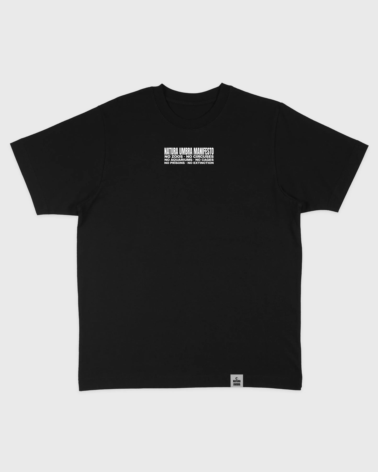 Flatlay Vorderseite – Stanley/Stella Freestyler T-Shirt in Schwarz mit "Manifest" Frontprint – Oversized Unisex Shirt aus Bio-Baumwolle.