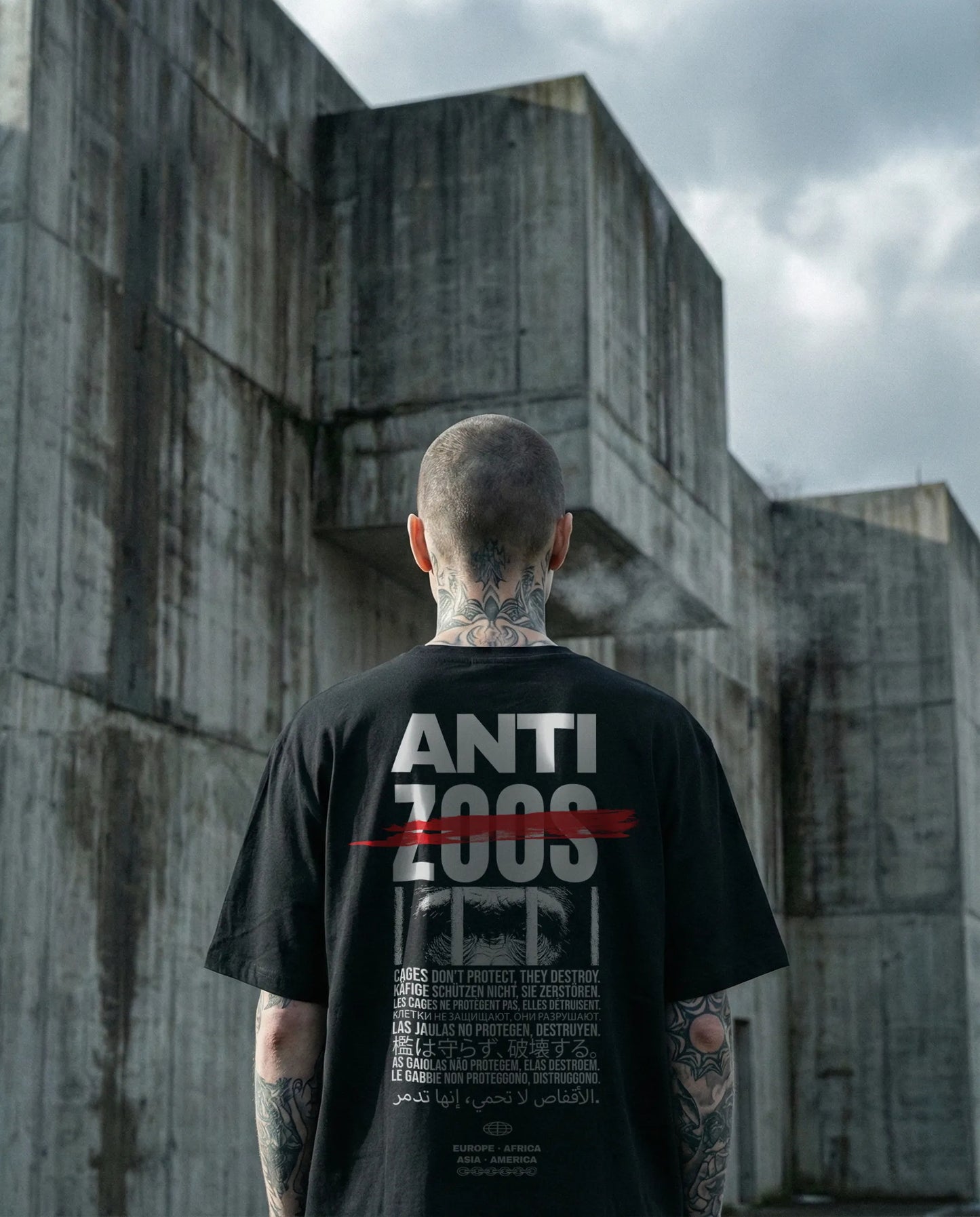 Model mit Rückenansicht – Stanley/Stella Freestyler T-Shirt in Schwarz mit "Anti Zoos" Backprint – Oversized Unisex Shirt aus Bio-Baumwolle.