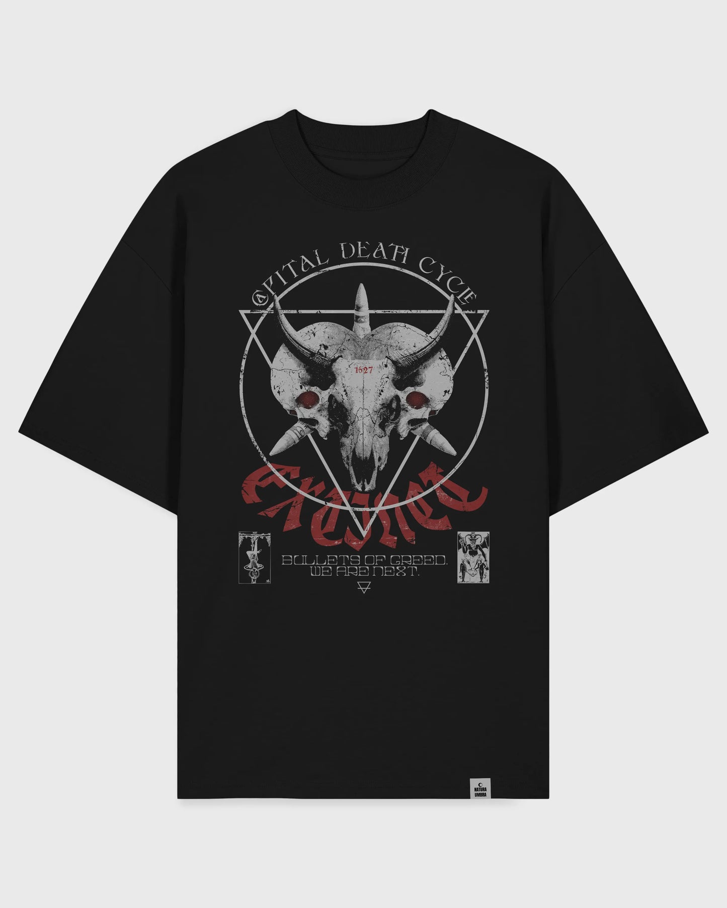 Schwarzes Blaster 2.0 Unisex T-Shirt von Stanley/Stella – Flatlay mit Frontprint „Capital Death“, GOTS-zertifizierte Bio-Baumwolle, Marke Natura Umbra.