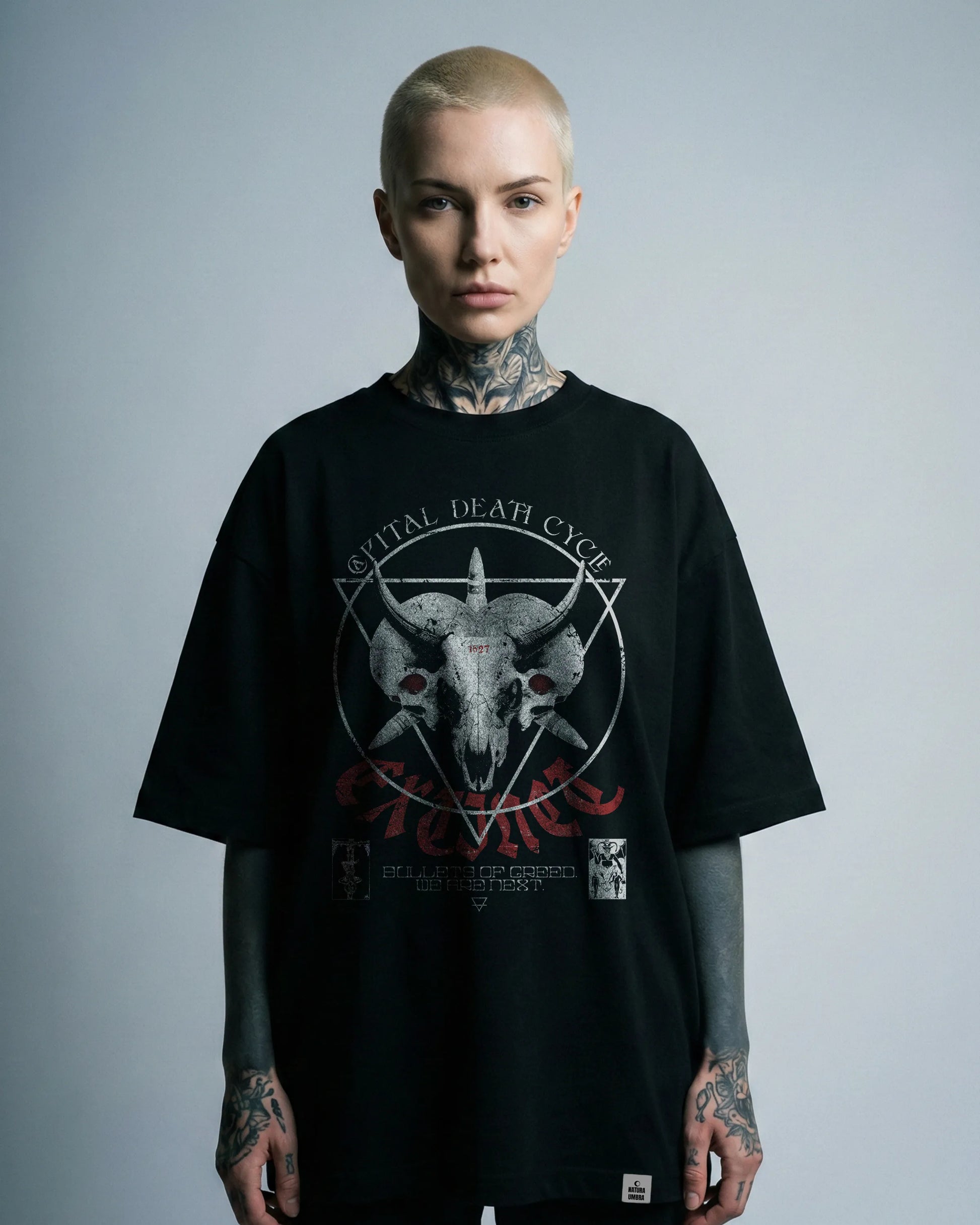 Schwarzes Stanley/Stella Blaster 2.0 T-Shirt mit Frontprint „Capital Death“, getragen von weiblichem Model – oversized Unisex Fit aus Bio-Baumwolle von Natura Umbra.