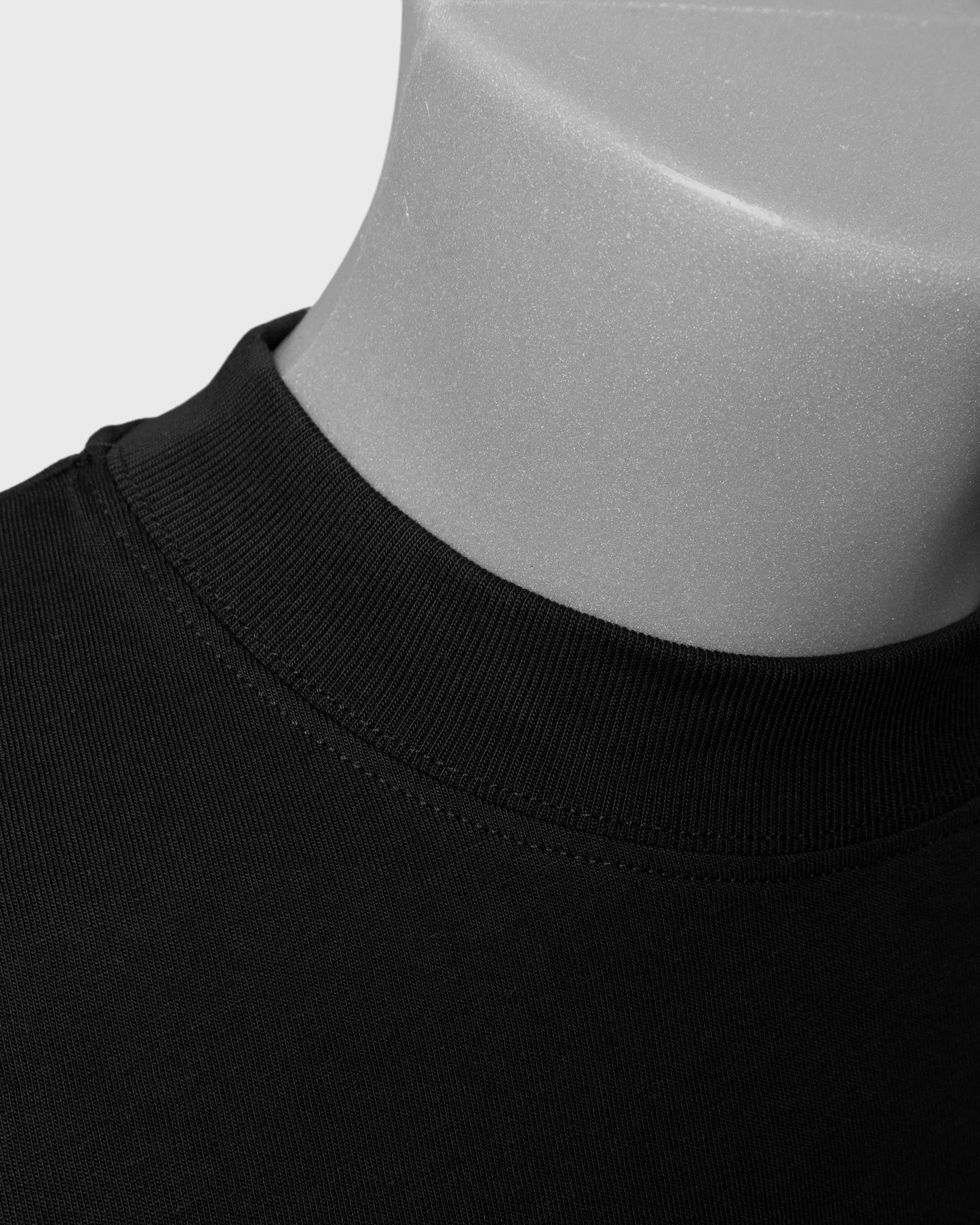 Detailaufnahme des Kragens am Stanley/Stella Blaster 2.0 Unisex T-Shirt in Schwarz – hochwertiger Rippkragen aus GOTS-zertifizierter Bio-Baumwolle.