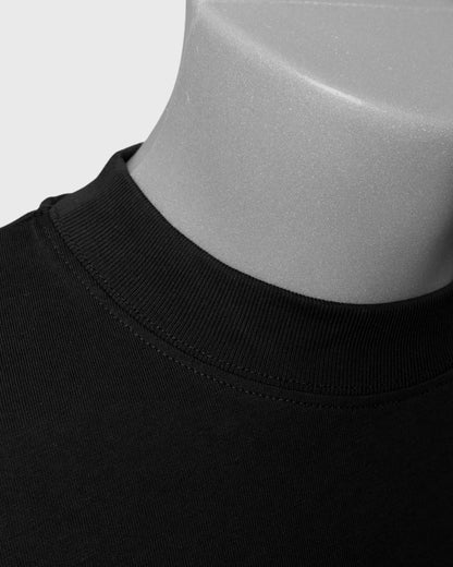 Detailaufnahme des Kragens am Stanley/Stella Blaster 2.0 Unisex T-Shirt in Schwarz – hochwertiger Rippkragen aus GOTS-zertifizierter Bio-Baumwolle.