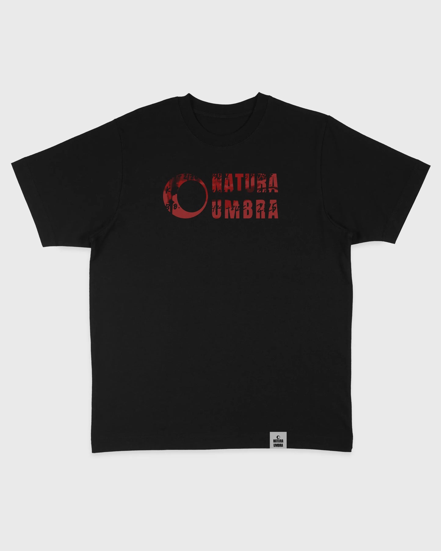 Flatlay-Vorderansicht des schwarzen Stanley/Stella Freestyler Oversized T-Shirts mit Frontprint „Natura Umbra“ und Binärcode – vegane Streetwear aus Bio-Baumwolle.