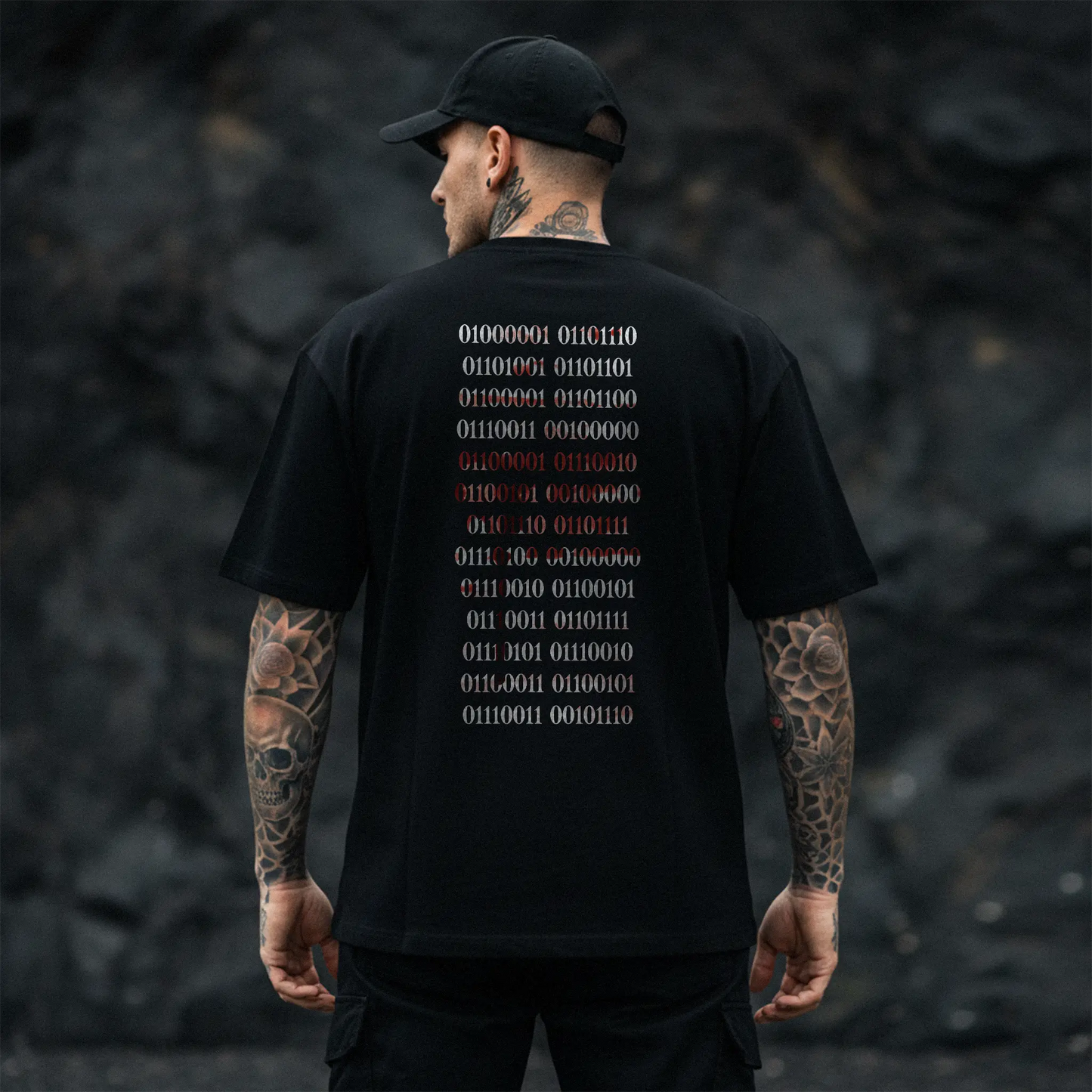 Model zeigt das schwarze Oversized Unisex T-Shirt von Natura Umbra mit Backprint „Binärcode“ – Stanley/Stella Freestyler.