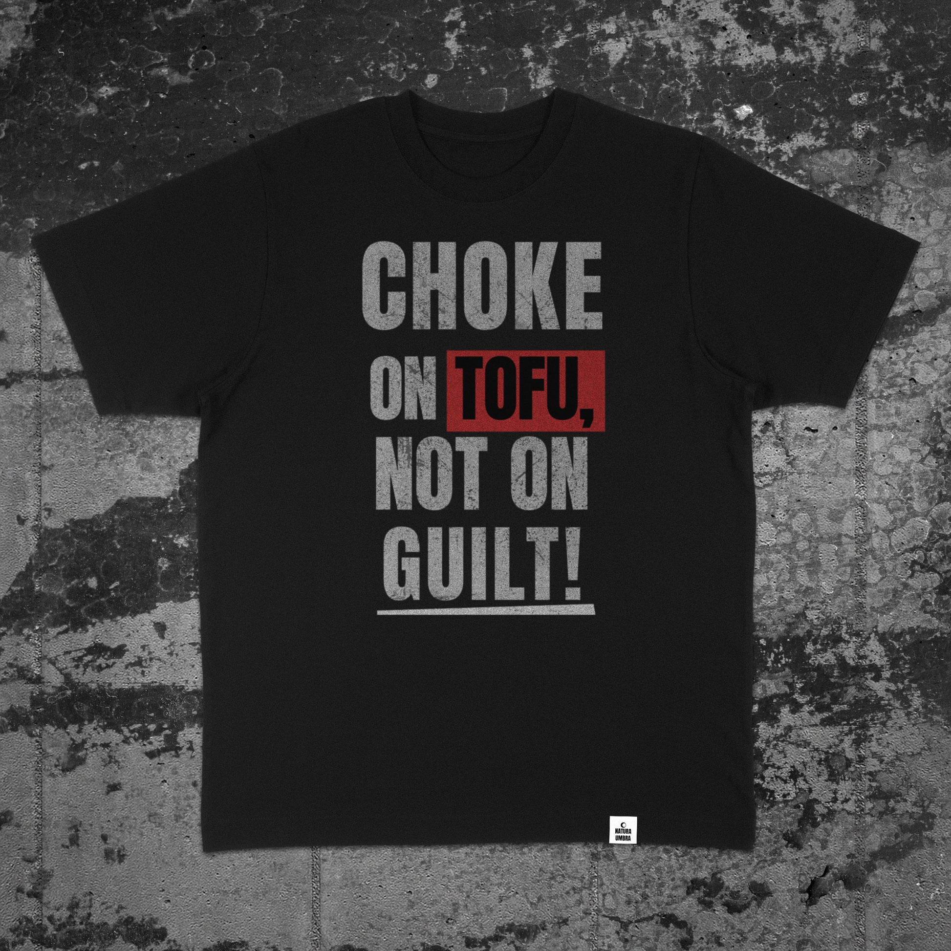 Nachhaltiges Oversized Unisex T-Shirt in Schwarz mit Frontprint „Choke on Tofu, not on Guilt!“ – Flatlay des Stanley/Stella Freestyler von Natura Umbra.