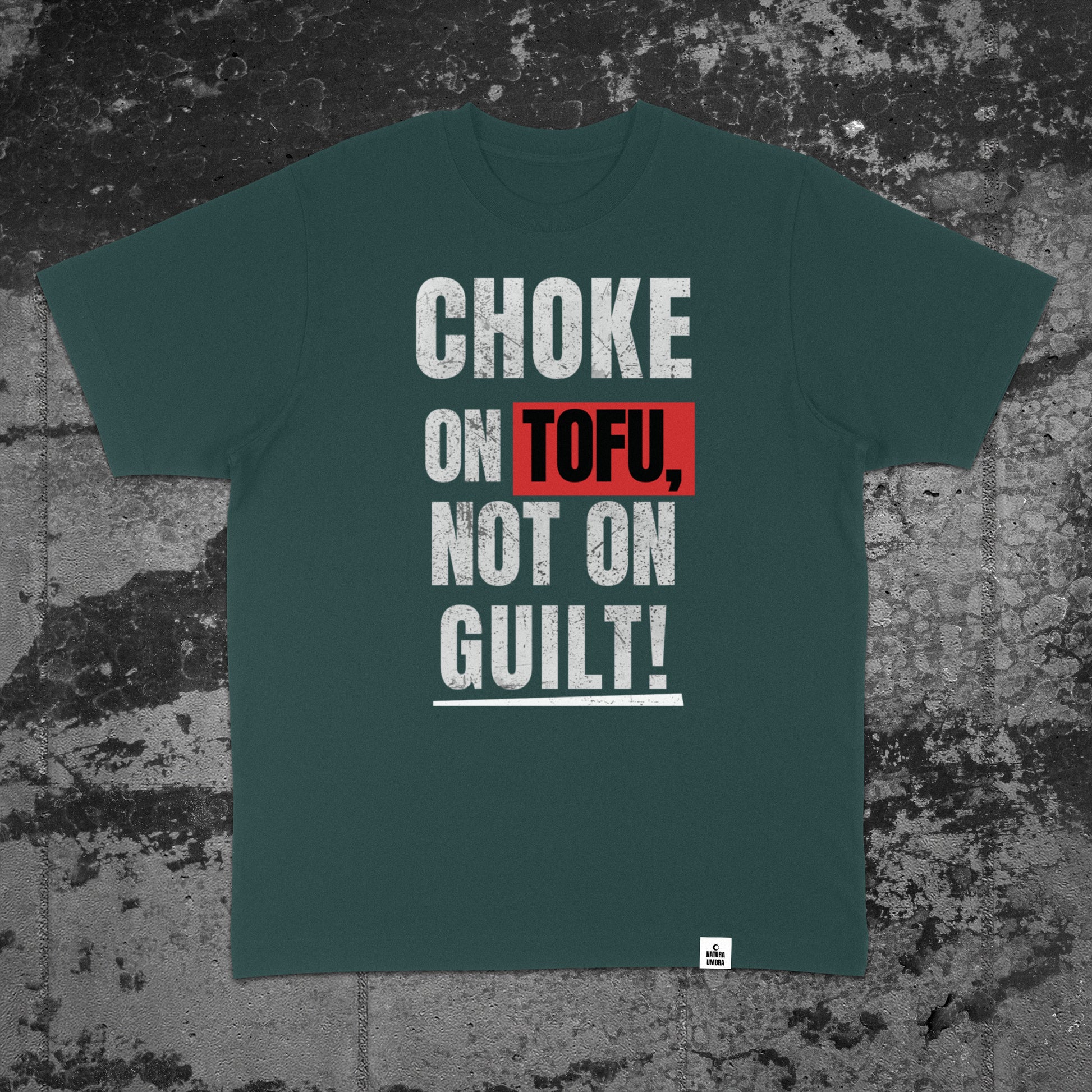 Nachhaltiges Oversized T-Shirt von Natura Umbra in Glazed Green mit Frontprint „Choke on Tofu, not on Guilt!“ – Flatlay des Stanley/Stella Freestyler.