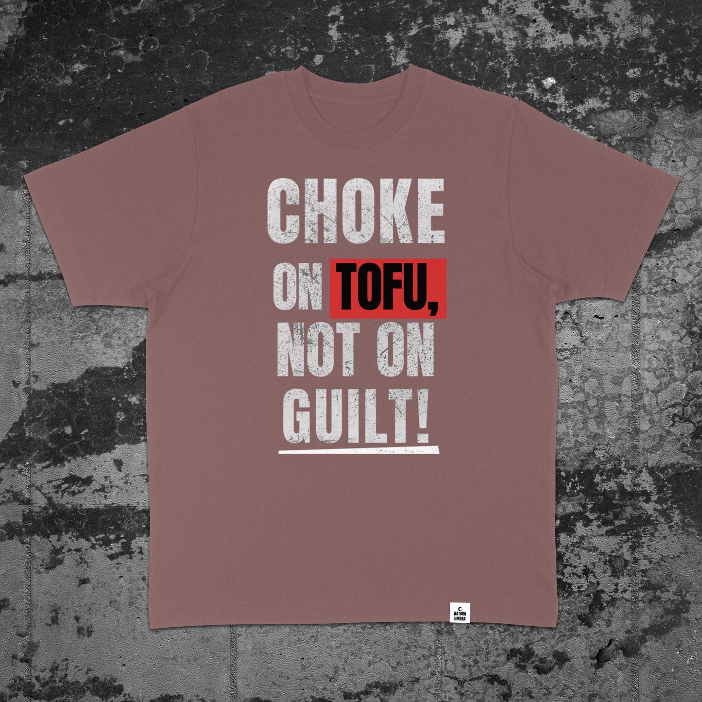 Nachhaltiges Oversized Unisex T-Shirt von Natura Umbra in Kaffa Coffee mit Frontprint „Choke on Tofu, not on Guilt!“ – Flatlay des Stanley/Stella Freestyler.