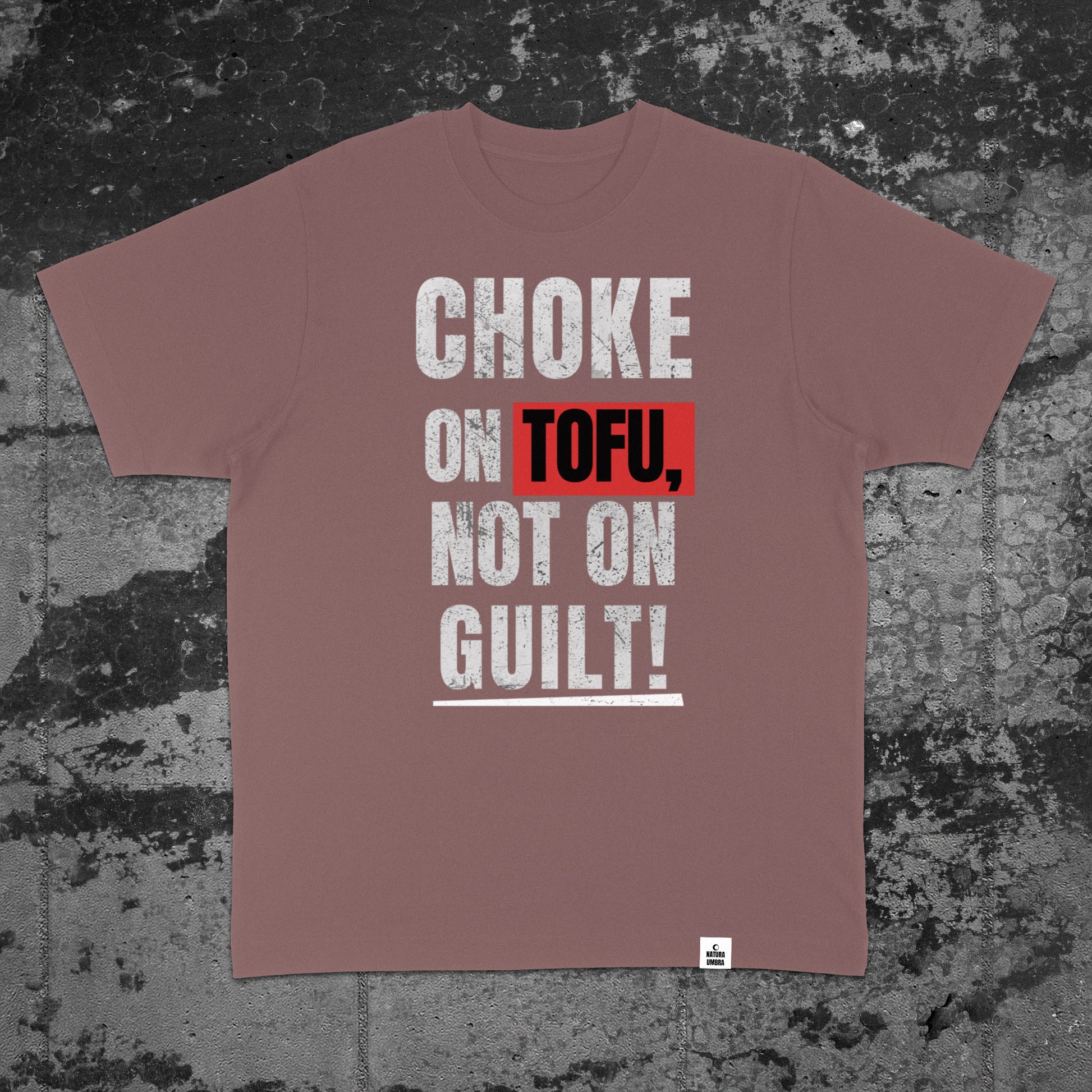 Nachhaltiges Oversized Unisex T-Shirt von Natura Umbra in Kaffa Coffee mit Frontprint „Choke on Tofu, not on Guilt!“ – Flatlay des Stanley/Stella Freestyler.