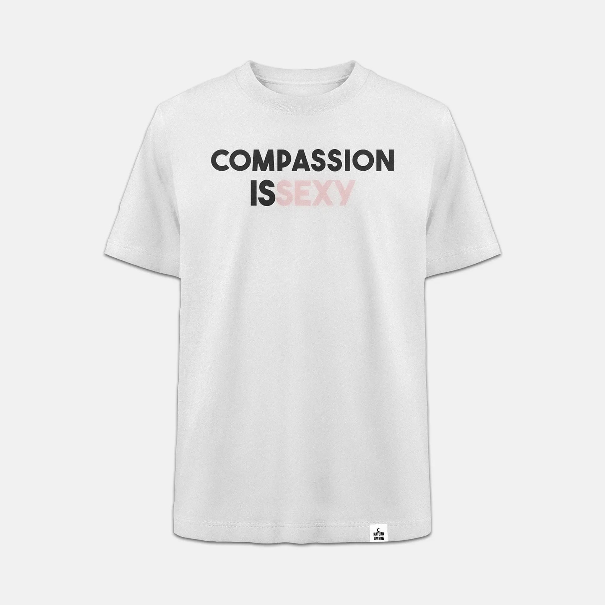 Nachhaltiges Oversized Unisex T-Shirt in Weiß von Natura Umbra mit Frontprint „Compassion is sexy“ – Stanley/Stella Freestyler als Ghost-Mockup.