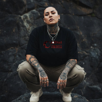 Model trägt das schwarze Oversized Unisex T-Shirt „Natura Umbra“ mit Frontprint – Stanley/Stella Freestyler.