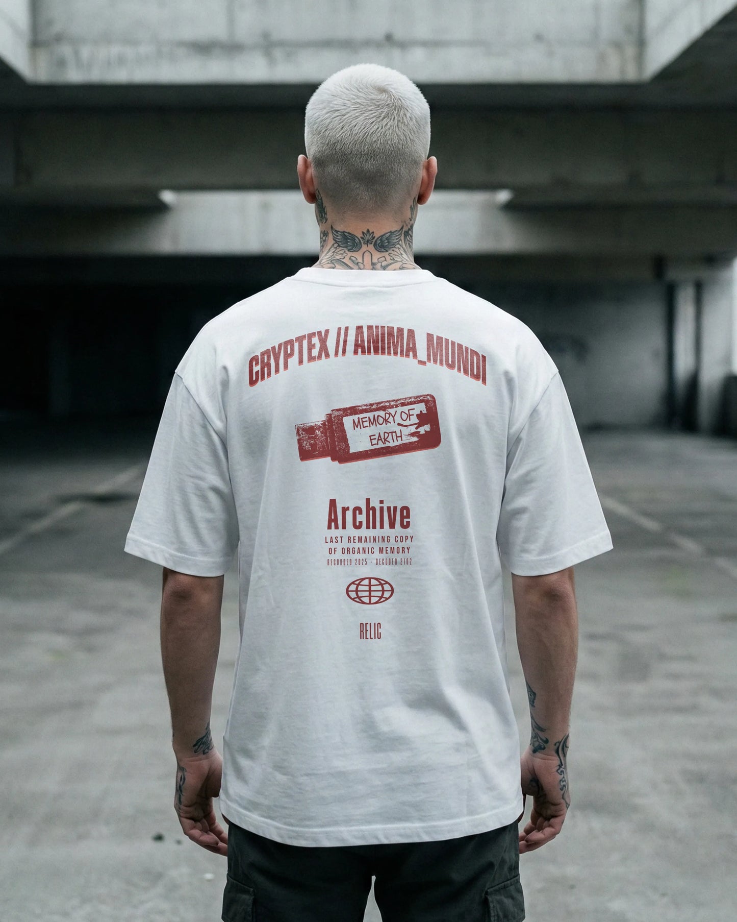 Nachhaltiges Oversized T-Shirt in Weiß von Natura Umbra – Stanley/Stella Freestyler mit Backprint „Relic“, getragen vom Model.