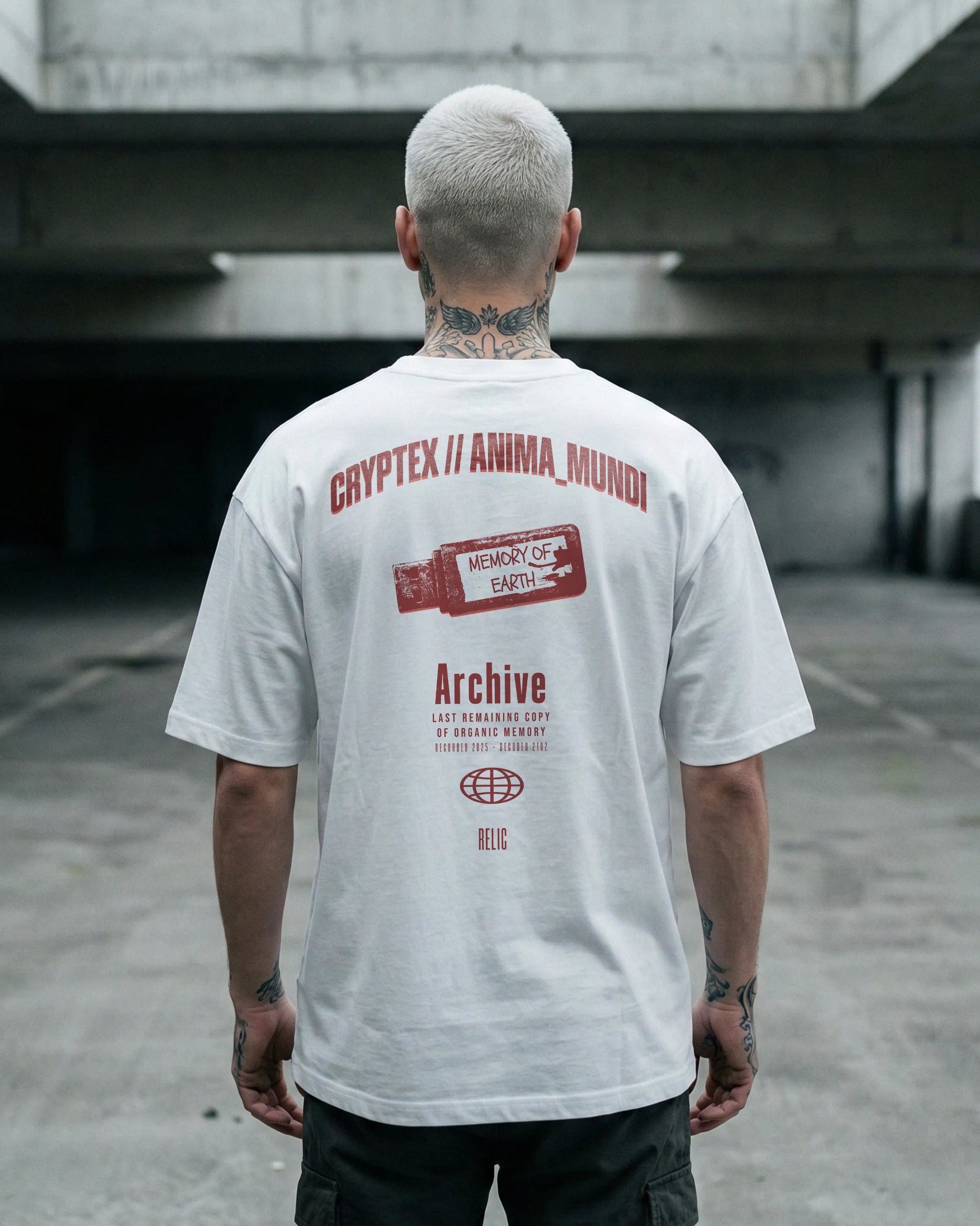 Nachhaltiges Oversized T-Shirt in Weiß von Natura Umbra – Stanley/Stella Freestyler mit Backprint „Relic“, getragen vom Model.