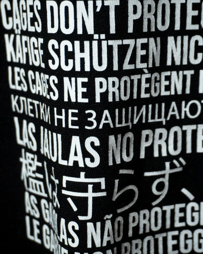 Detailaufnahme des Frontprints „Anti Zoos“ auf schwarzem Stanley/Stella Rocker T-Shirt – feine Stoffstruktur & hochwertiger Druck von Natura Umbra.