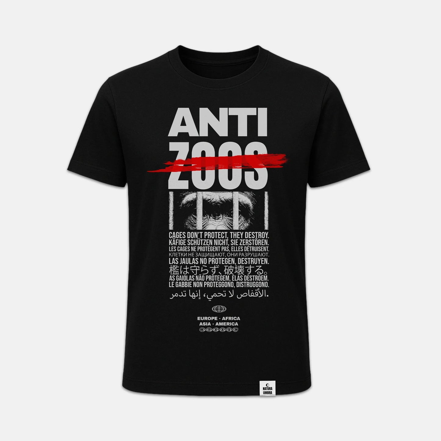 Schwarzes Unisex T-Shirt von Natura Umbra mit Frontprint „Anti Zoos“ – Ghost-Mockup des Stanley/Stella Rocker aus GOTS-zertifizierter Bio-Baumwolle.