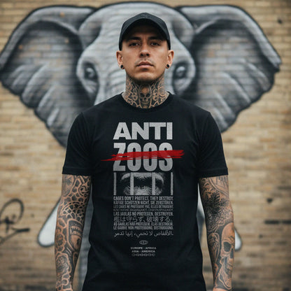 Männliches Model mit Stanley/Stella Rocker T-Shirt in Schwarz – Frontprint „Anti Zoos“, fair produziert aus GOTS-zertifizierter Bio-Baumwolle, Marke Natura Umbra.