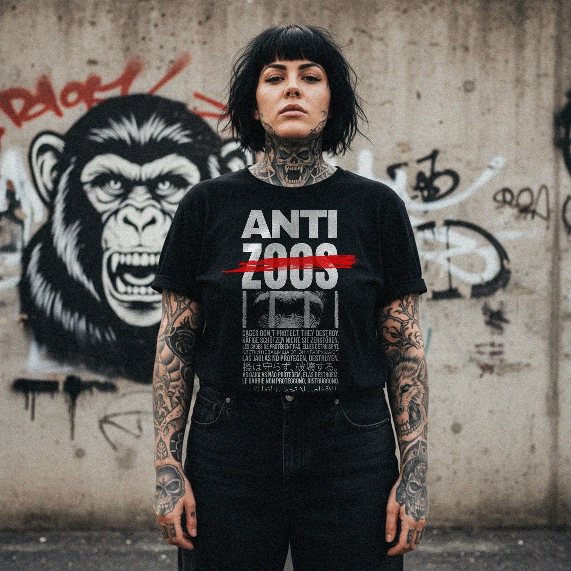 Weibliches Model mit schwarzem Stanley/Stella Rocker T-Shirt – Frontprint „Anti Zoos“, nachhaltig produziert aus Bio-Baumwolle, Label Natura Umbra.