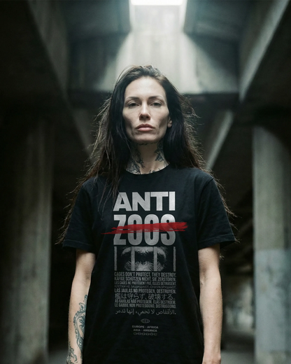 Weibliches Model mit schwarzem Stanley/Stella Rocker T-Shirt – Frontprint „Anti Zoos“, nachhaltig produziert aus Bio-Baumwolle, Label Natura Umbra.