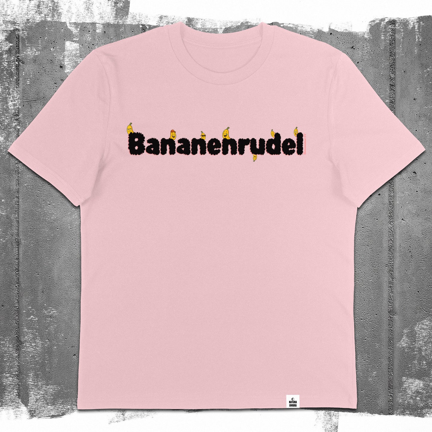 Nachhaltiges Unisex T-Shirt von Natura Umbra in Cotton Pink mit Frontprint „Bananenrudel“ – Flatlay des Stanley/Stella Creator 2.0.