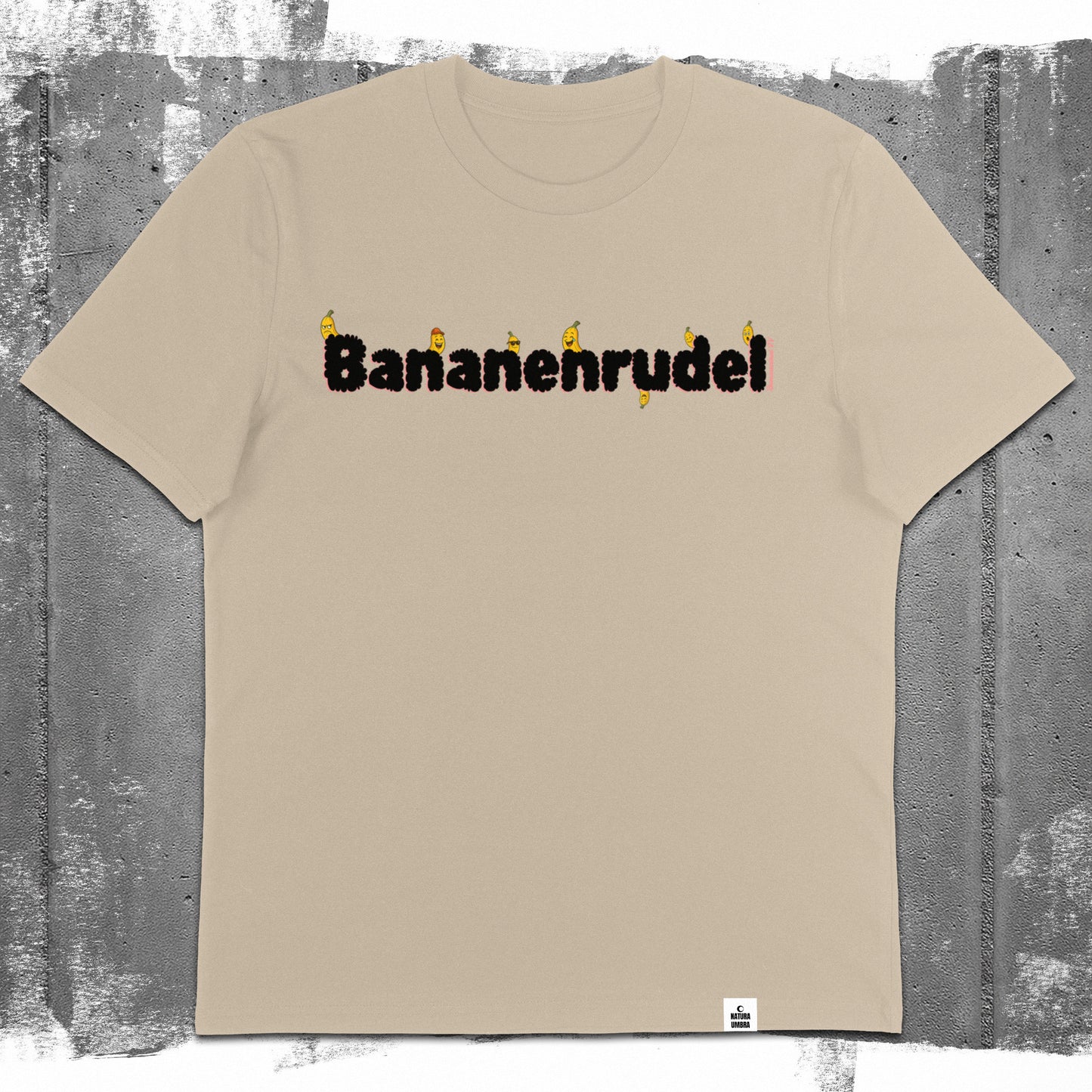 Nachhaltiges Unisex T-Shirt von Natura Umbra in Desert Dust mit Frontprint „Bananenrudel“ – Flatlay des Stanley/Stella Creator 2.0.