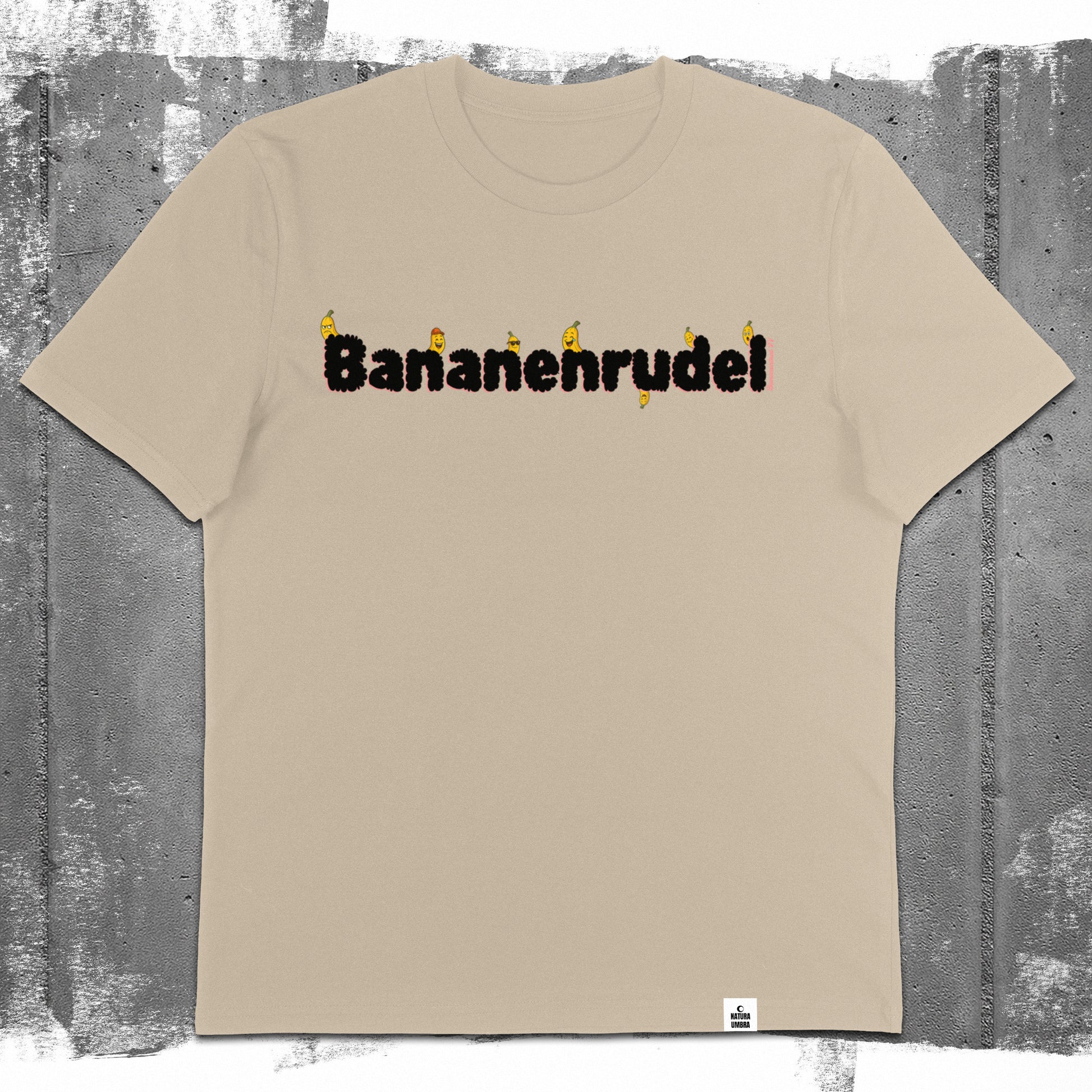 Nachhaltiges Unisex T-Shirt von Natura Umbra in Desert Dust mit Frontprint „Bananenrudel“ – Flatlay des Stanley/Stella Creator 2.0.