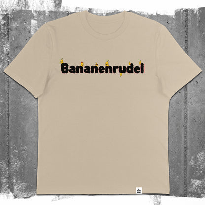 Nachhaltiges Unisex T-Shirt von Natura Umbra in Desert Dust mit Frontprint „Bananenrudel“ – Flatlay des Stanley/Stella Creator 2.0.