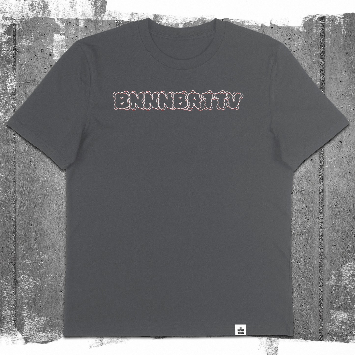 Flatlay des anthrazitfarbenen Unisex T-Shirts „BNNNBRTTV“ – Stanley/Stella Creator 2.0 von Natura Umbra mit Frontprint.