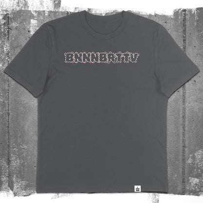 Flatlay des anthrazitfarbenen Unisex T-Shirts „BNNNBRTTV“ – Stanley/Stella Creator 2.0 von Natura Umbra mit Frontprint.