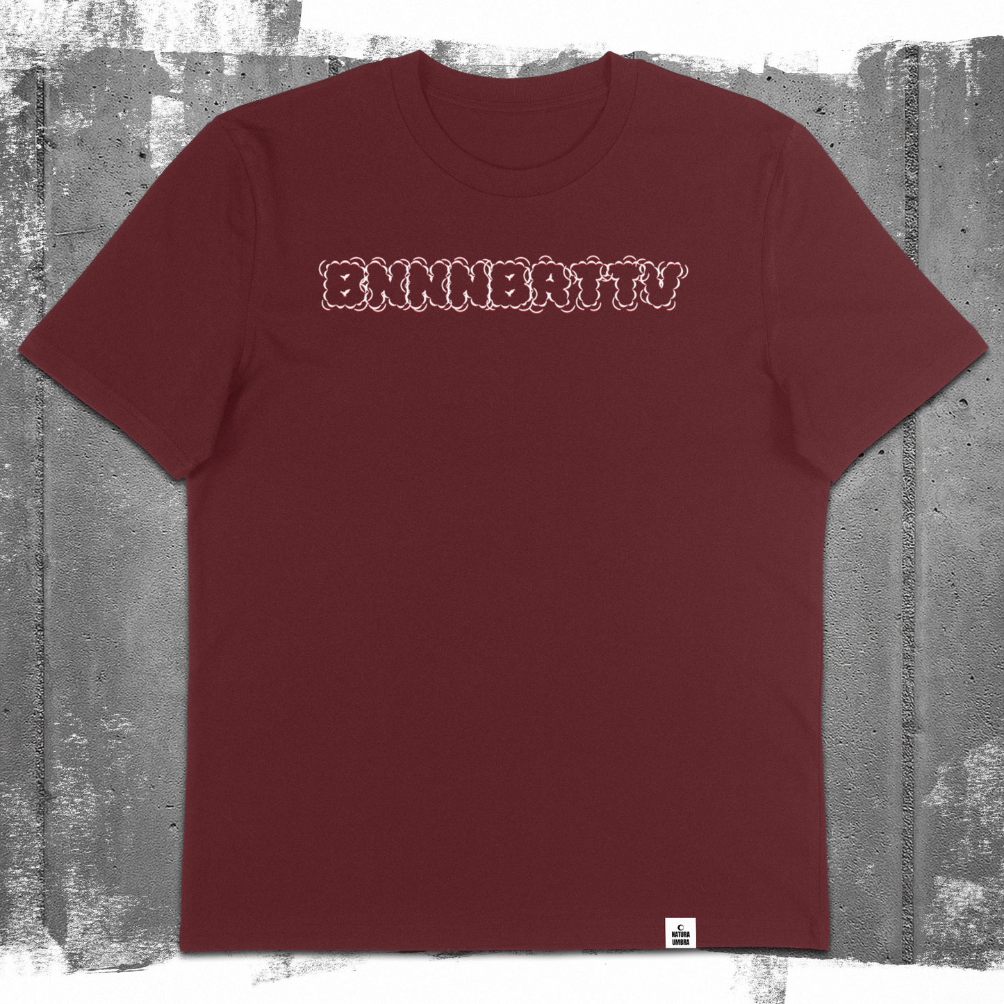 Flatlay des burgunderroten Unisex T-Shirts „BNNNBRTTV“ – Stanley/Stella Creator 2.0 von Natura Umbra mit Frontprint.