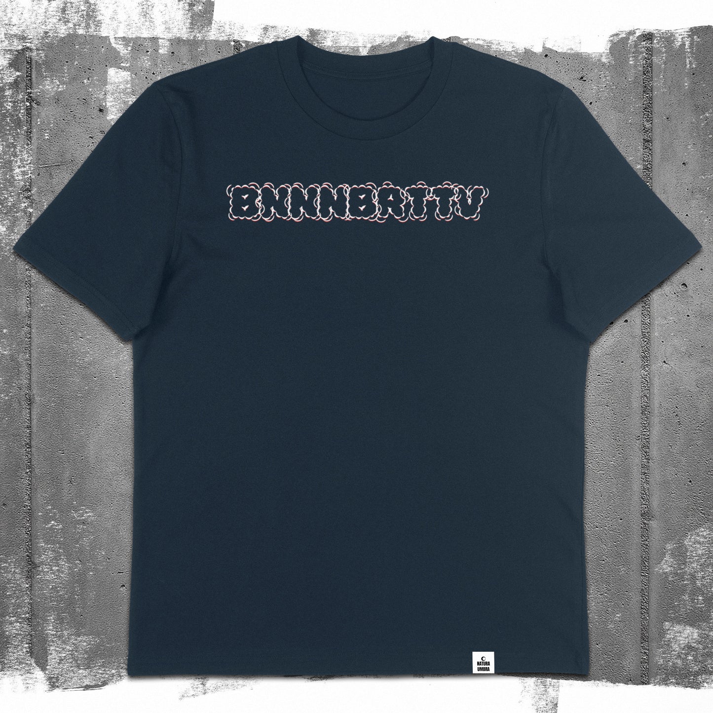 Nachhaltiges Unisex T-Shirt von Natura Umbra in French Navy mit Frontprint „BNNNBRTTV“ – Flatlay des Stanley/Stella Creator 2.0.