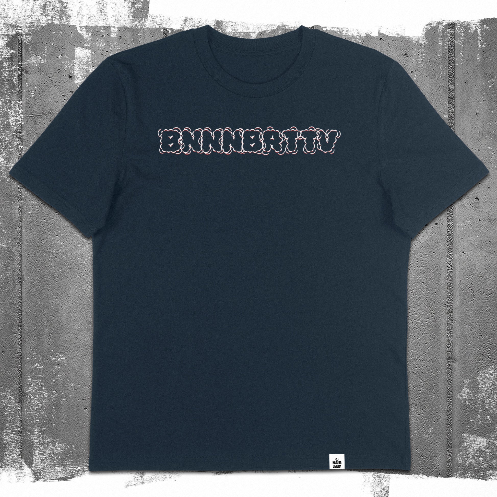 Nachhaltiges Unisex T-Shirt von Natura Umbra in French Navy mit Frontprint „BNNNBRTTV“ – Flatlay des Stanley/Stella Creator 2.0.