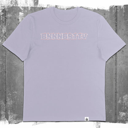 Nachhaltiges Unisex T-Shirt von Natura Umbra in Lavender mit Frontprint „BNNNBRTTV“ – Flatlay des Stanley/Stella Creator 2.0.