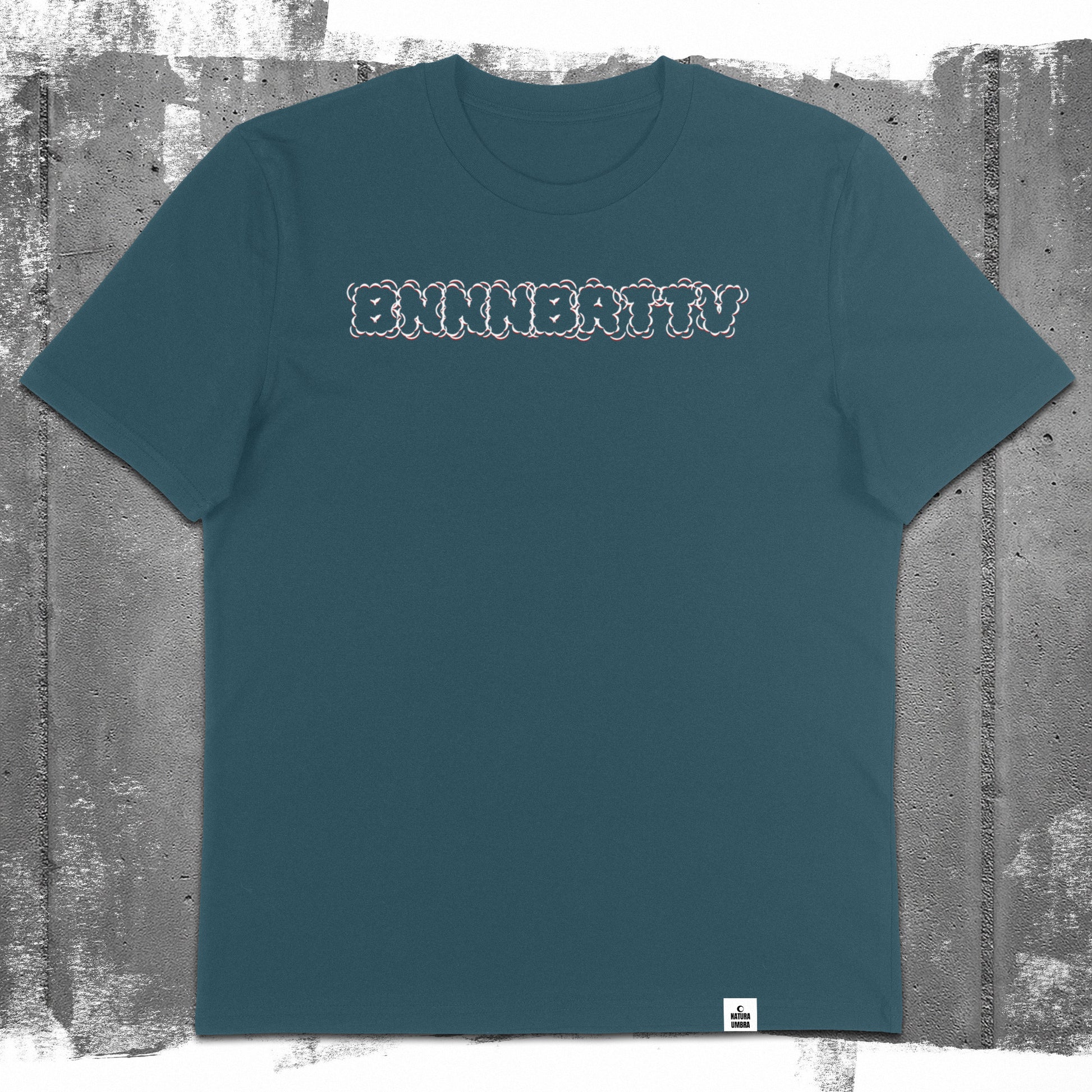 Nachhaltiges Unisex T-Shirt von Natura Umbra in Stargazer mit Frontprint „BNNNBRTTV“ – Flatlay des Stanley/Stella Creator 2.0.