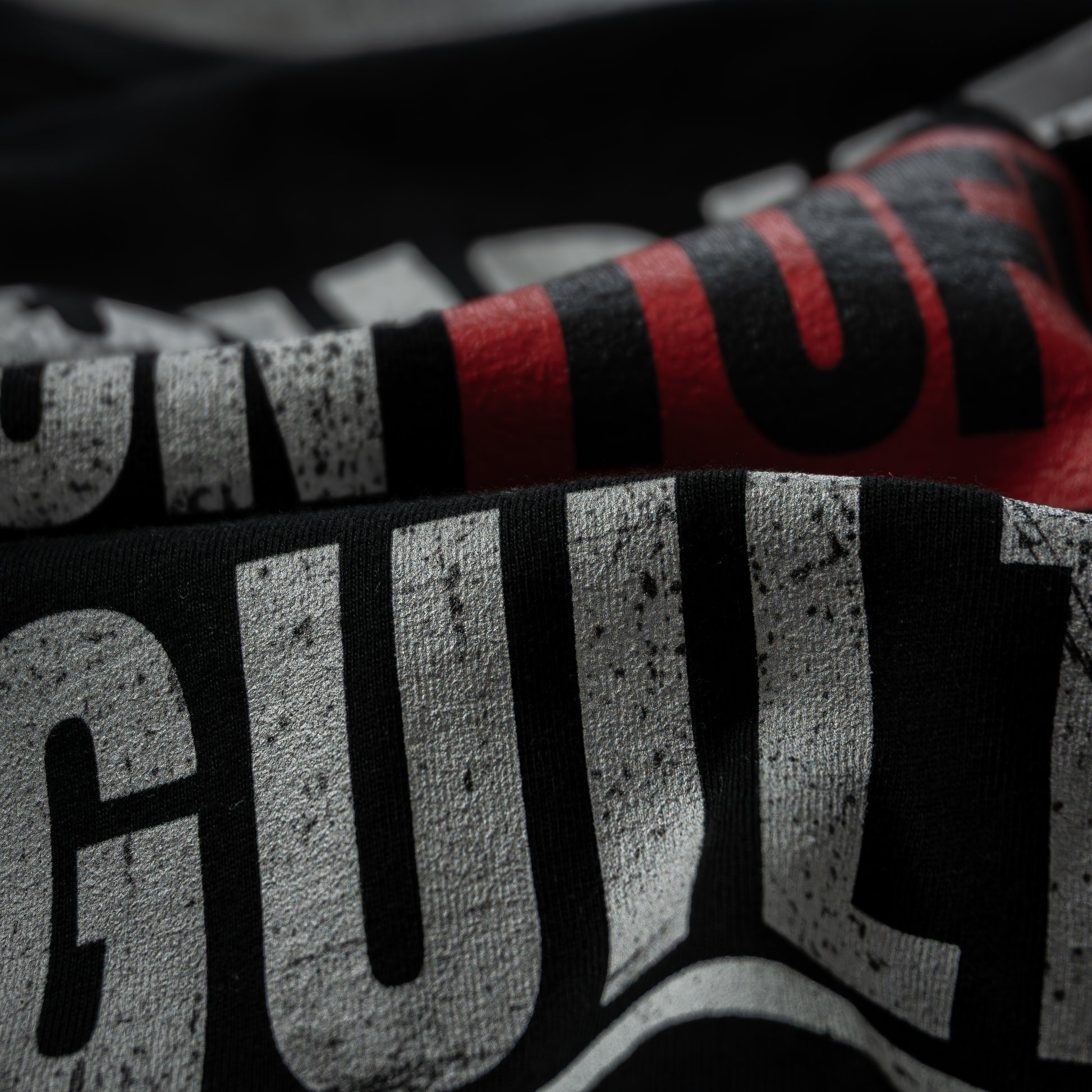 Nachhaltiges Unisex T-Shirt von Natura Umbra in Schwarz – Detailansicht des Frontprints „Choke on Tofu, not on Guilt!“ und der Bio-Baumwollstruktur, Modell Stanley/Stella Creator 2.0.