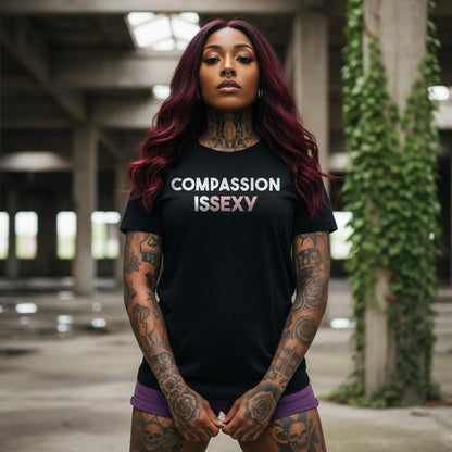 Nachhaltiges Unisex T-Shirt in Schwarz mit Frontprint „Compassion is sexy“ – Stanley/Stella Creator 2.0 von Natura Umbra, getragen vom Model.