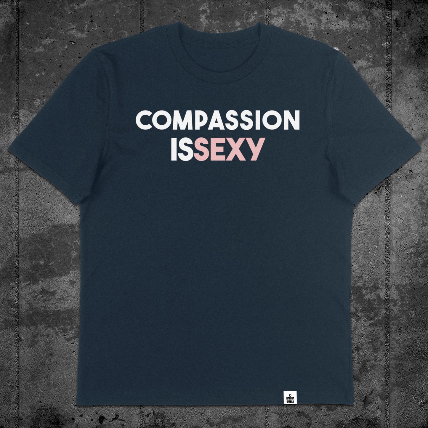 Nachhaltiges Unisex T-Shirt von Natura Umbra in French Navy mit Frontprint „Compassion is sexy“ – Flatlay des Stanley/Stella Creator 2.0.