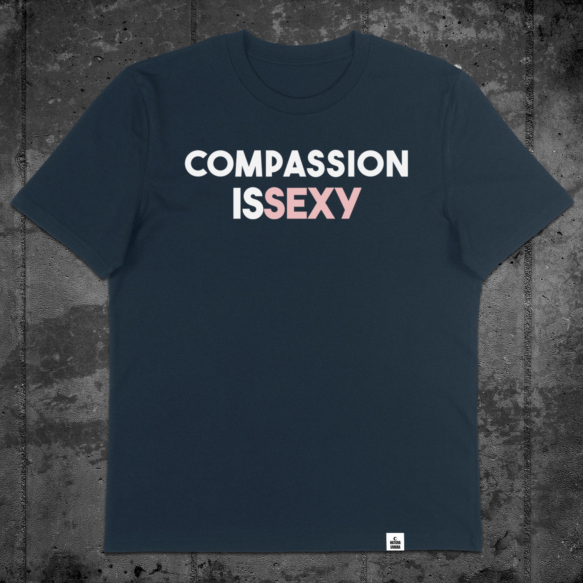 Nachhaltiges Unisex T-Shirt von Natura Umbra in French Navy mit Frontprint „Compassion is sexy“ – Flatlay des Stanley/Stella Creator 2.0.