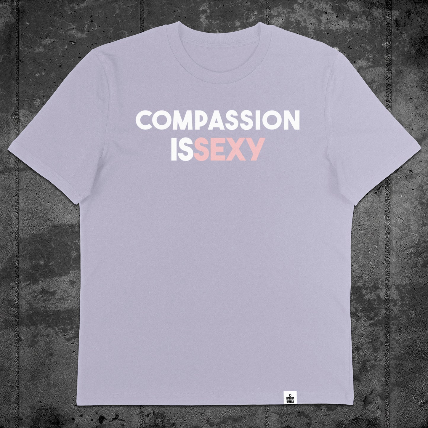 Nachhaltiges Unisex T-Shirt von Natura Umbra in Lavender mit Frontprint „Compassion is sexy“ – Flatlay des Stanley/Stella Creator 2.0.