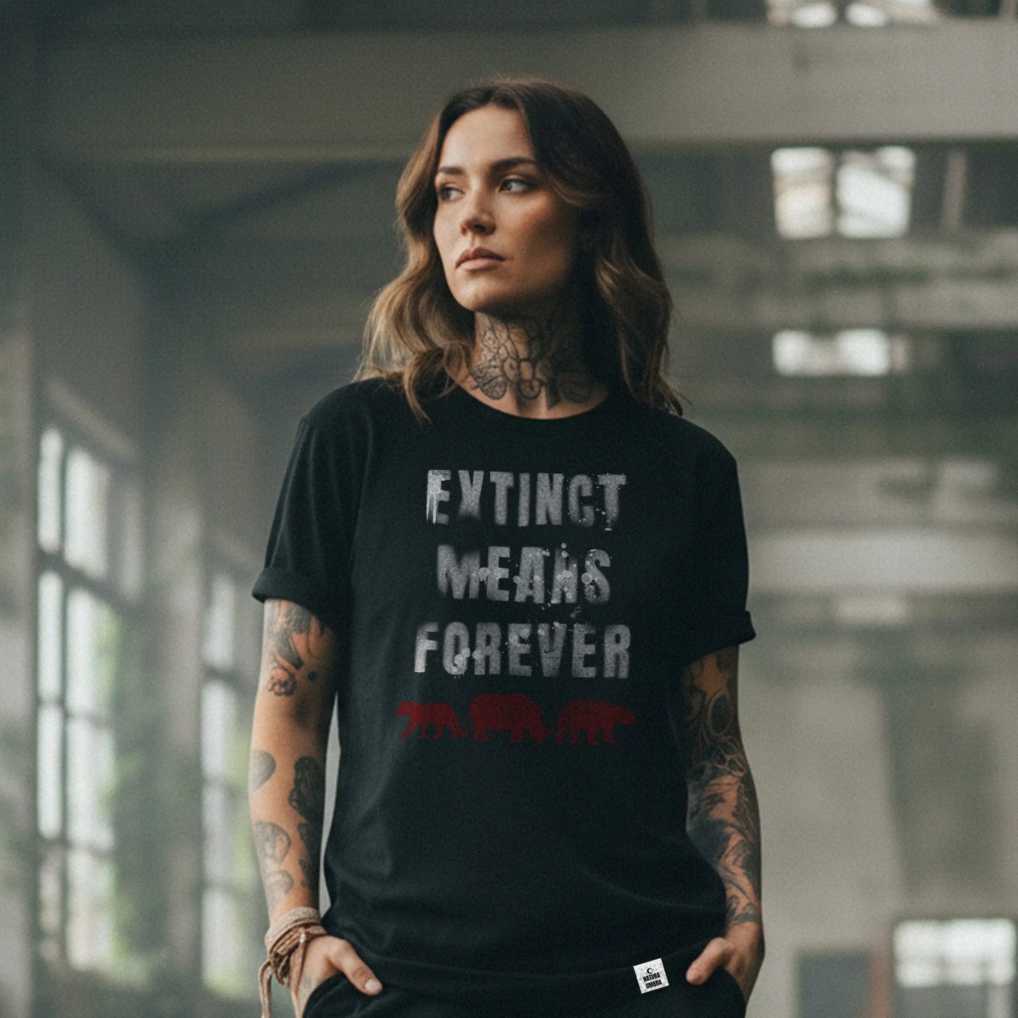 Nachhaltiges Unisex T-Shirt in Schwarz mit Frontprint „Extinct means Forever“ – Stanley/Stella Creator 2.0 von Natura Umbra, präsentiert von einem weiblichen Model.