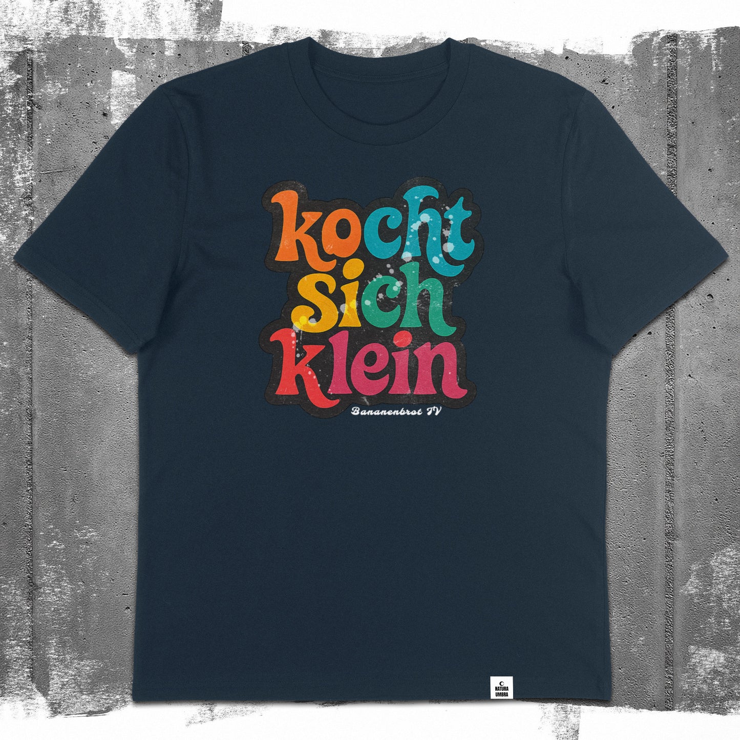 Flatlay des Unisex T-Shirts „Kocht sich klein“ in der Farbe French Navy – Stanley/Stella Creator 2.0 von Natura Umbra mit Frontprint.