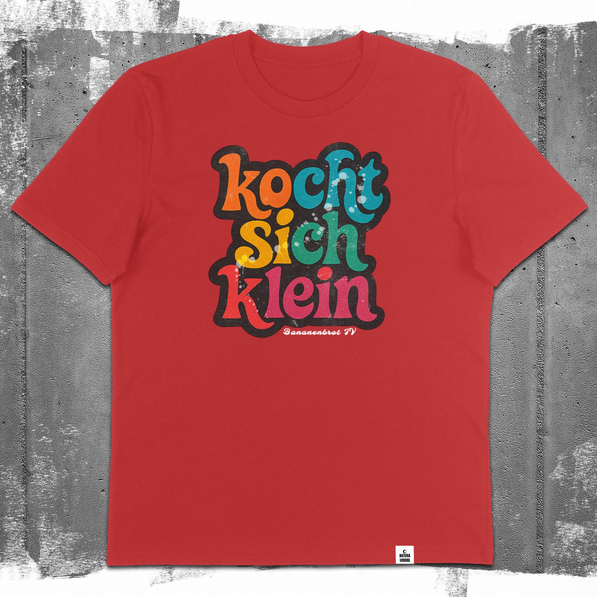 Flatlay des Unisex T-Shirts „Kocht sich klein“ in der Farbe Rot – Stanley/Stella Creator 2.0 von Natura Umbra mit Frontprint.