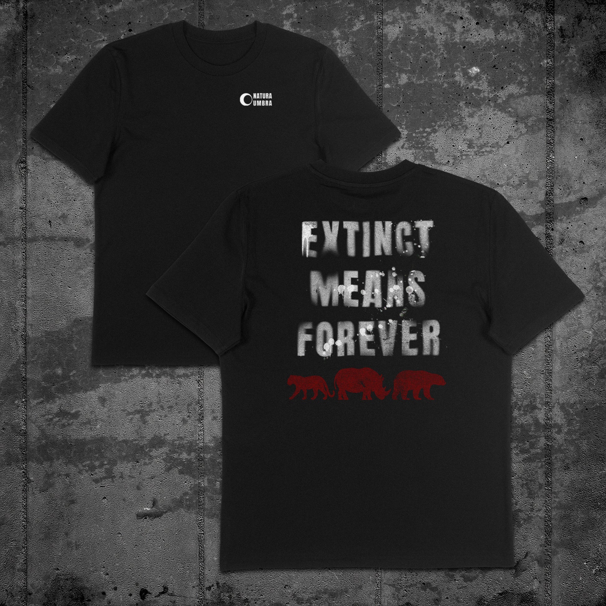 Flatlay des schwarzen Unisex T-Shirts von Natura Umbra mit Frontprint „Natura Umbra“ und Backprint „Extinct means forever“ – Stanley/Stella Creator 2.0.