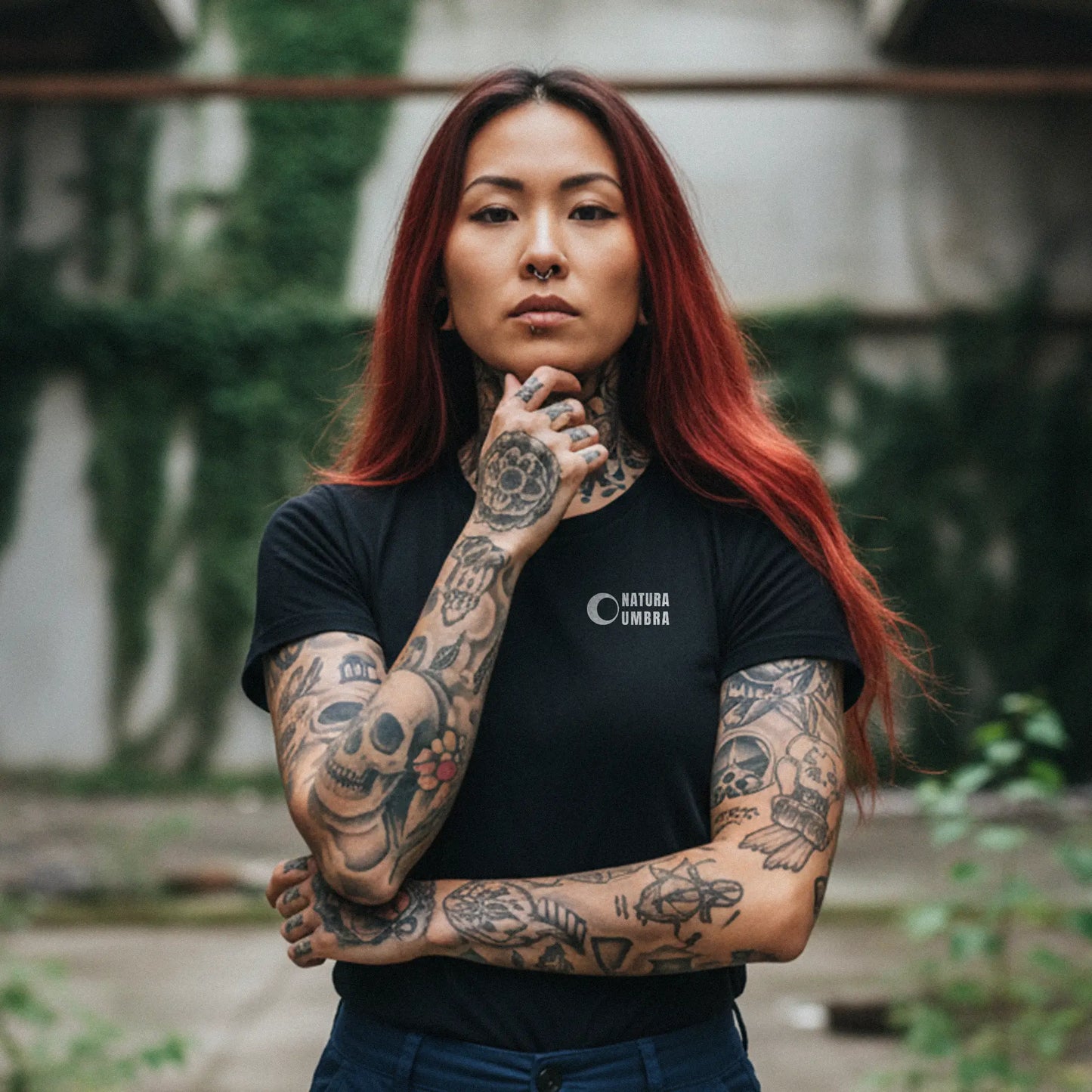 Nachhaltiges Unisex T-Shirt von Natura Umbra in schwarz – Stanley/Stella Creator 2.0 mit Frontprint „Natura Umbra“, getragen vom Model.